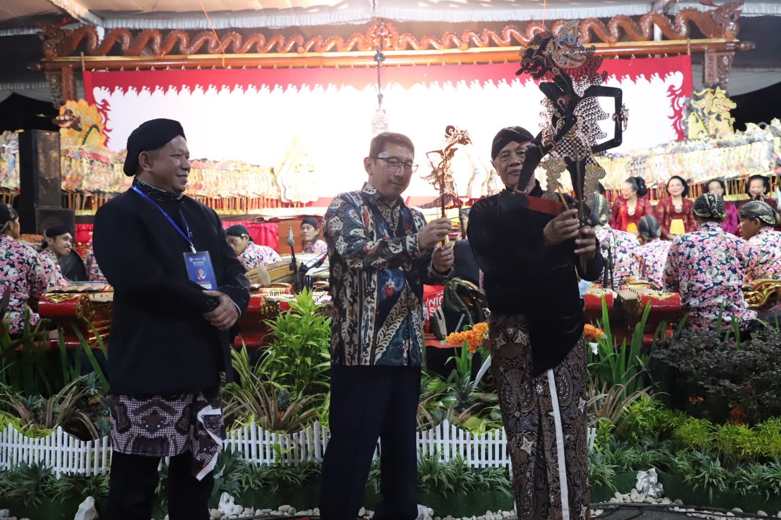 Pj Sekda Serahkan Tokoh Wayang Brotoseno dan Kunthi Menandai Wayangan Hari Jadi Purworejo