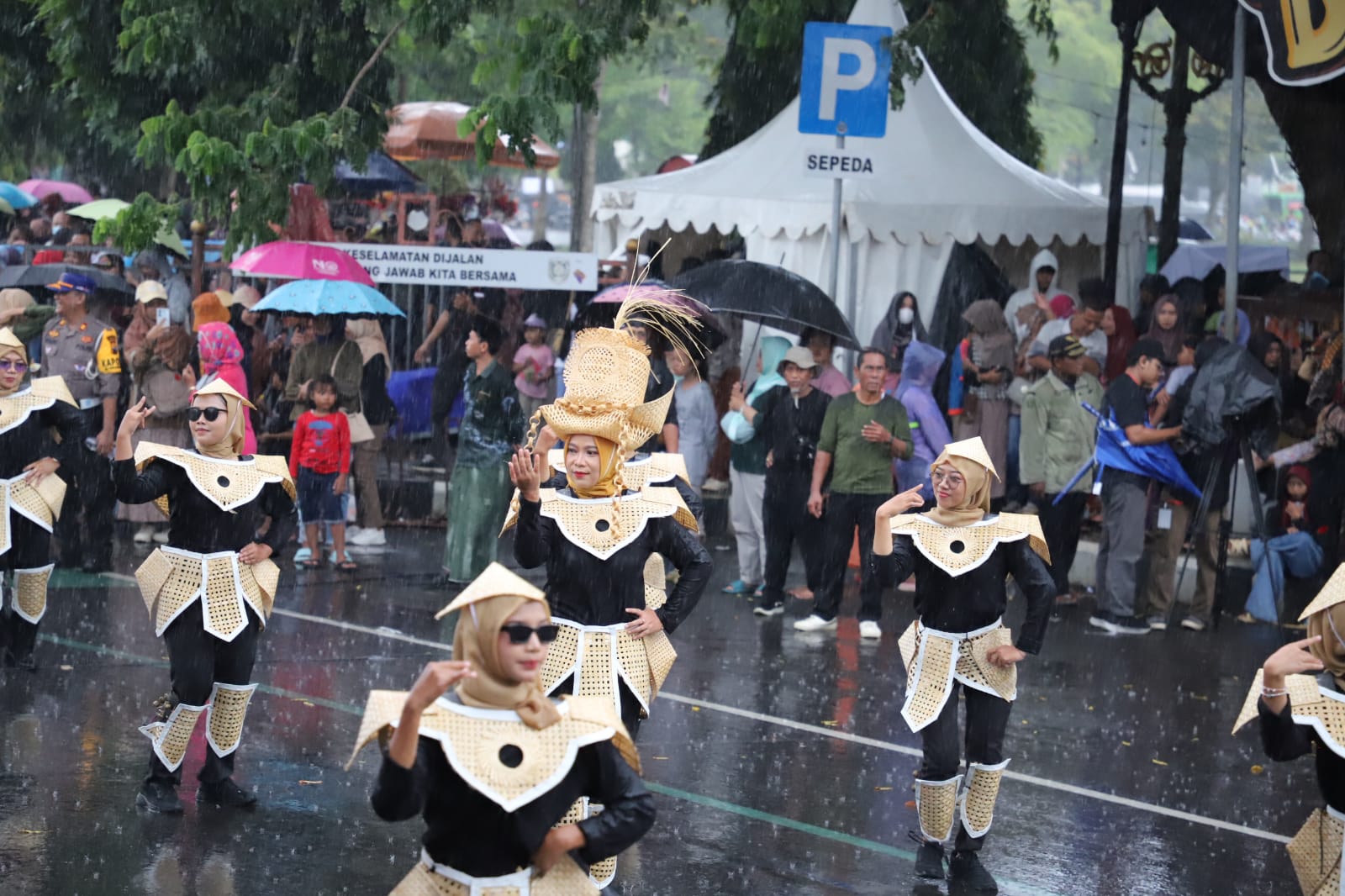 Hujan Deras, Antusiasme Warga Saksikan Grebeg Budaya Tetap Tinggi