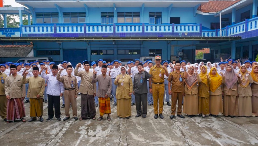 Pimpin Upacara di SMK Nurussalaf Kemiri, Bupati Purworejo Tekankan Penguatan Karakter dan Akhlak Mulia
