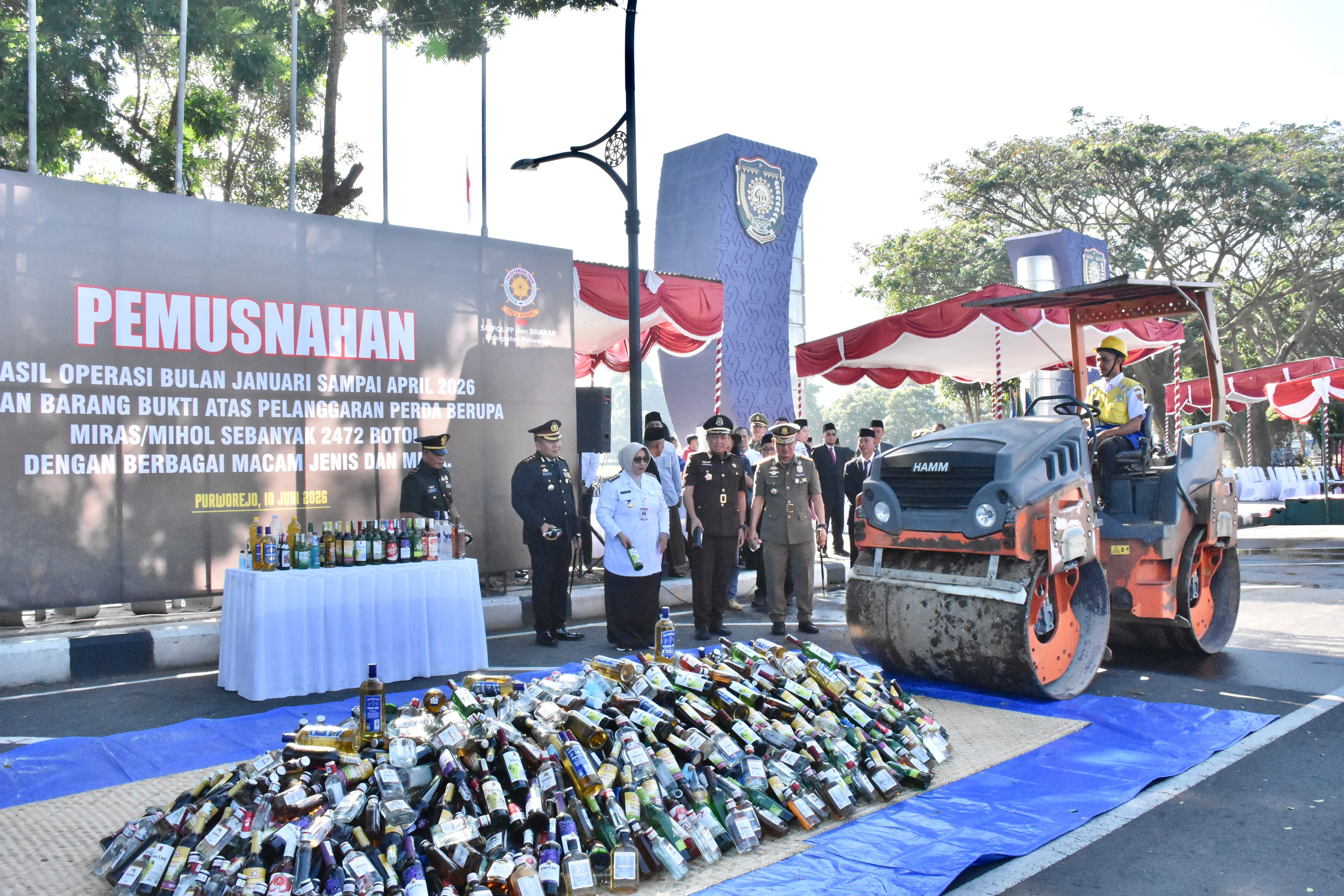 Pemusnahan 2.472 Botol Miras dan Simulasi Pemadaman Api Warnai HUT Satpol PP, Damkar, dan Satlinmas di Kabupaten Purworejo
