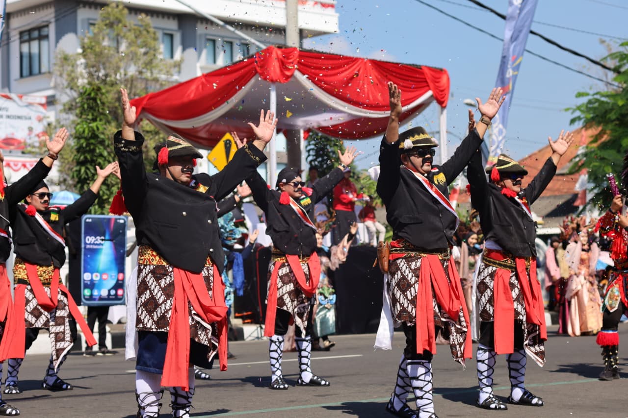 Berlangsung Meriah, Karnaval Instansi dan Umum Tutup Rangkaian Karnaval Parade Kreatif Purworejo Berseri 2026