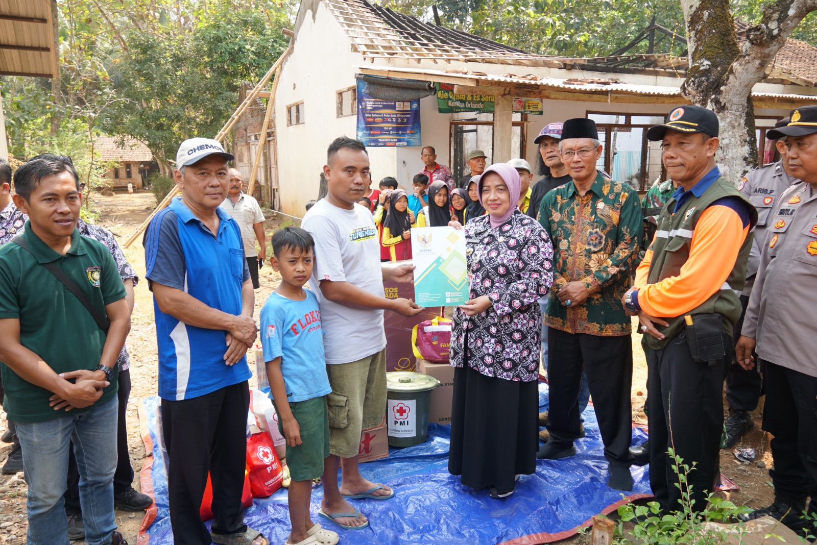 Bupati Yuli Hastuti Serahkan Bantuan Korban Kebakaran Rumah di Jatiwangsan