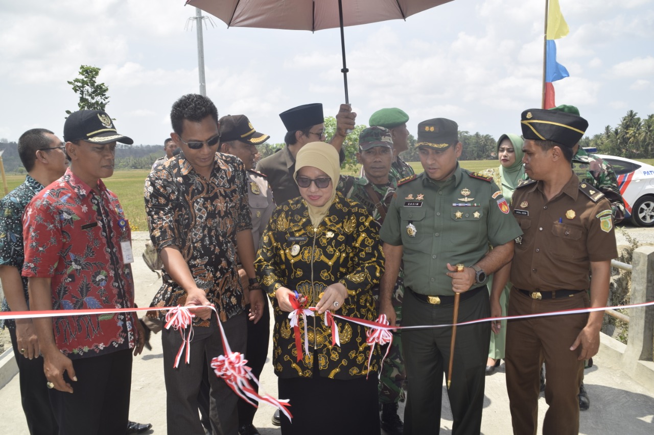 Wakil Bupati Purworejo Resmikan Pembangunan Cor Blok Hasil TMMD Sengkuyung Tahap III Wirun