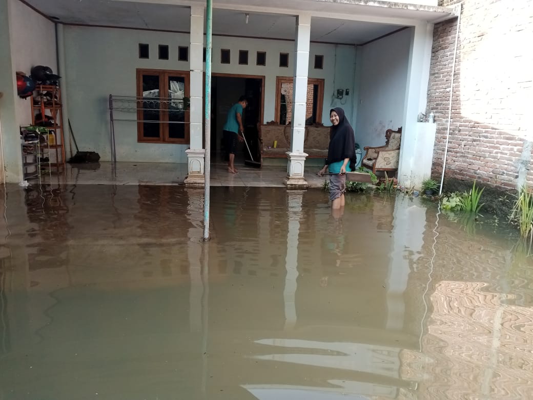Paska Banjir Warga klepu dan krandegan bersihkan rumah 